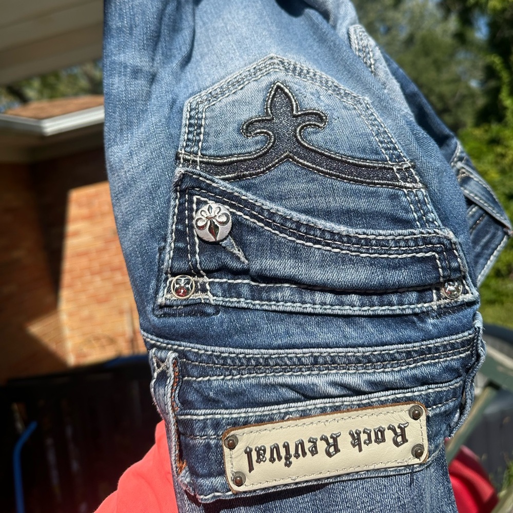 Stylish Blue Denim Jeans with Embroidered Pocket